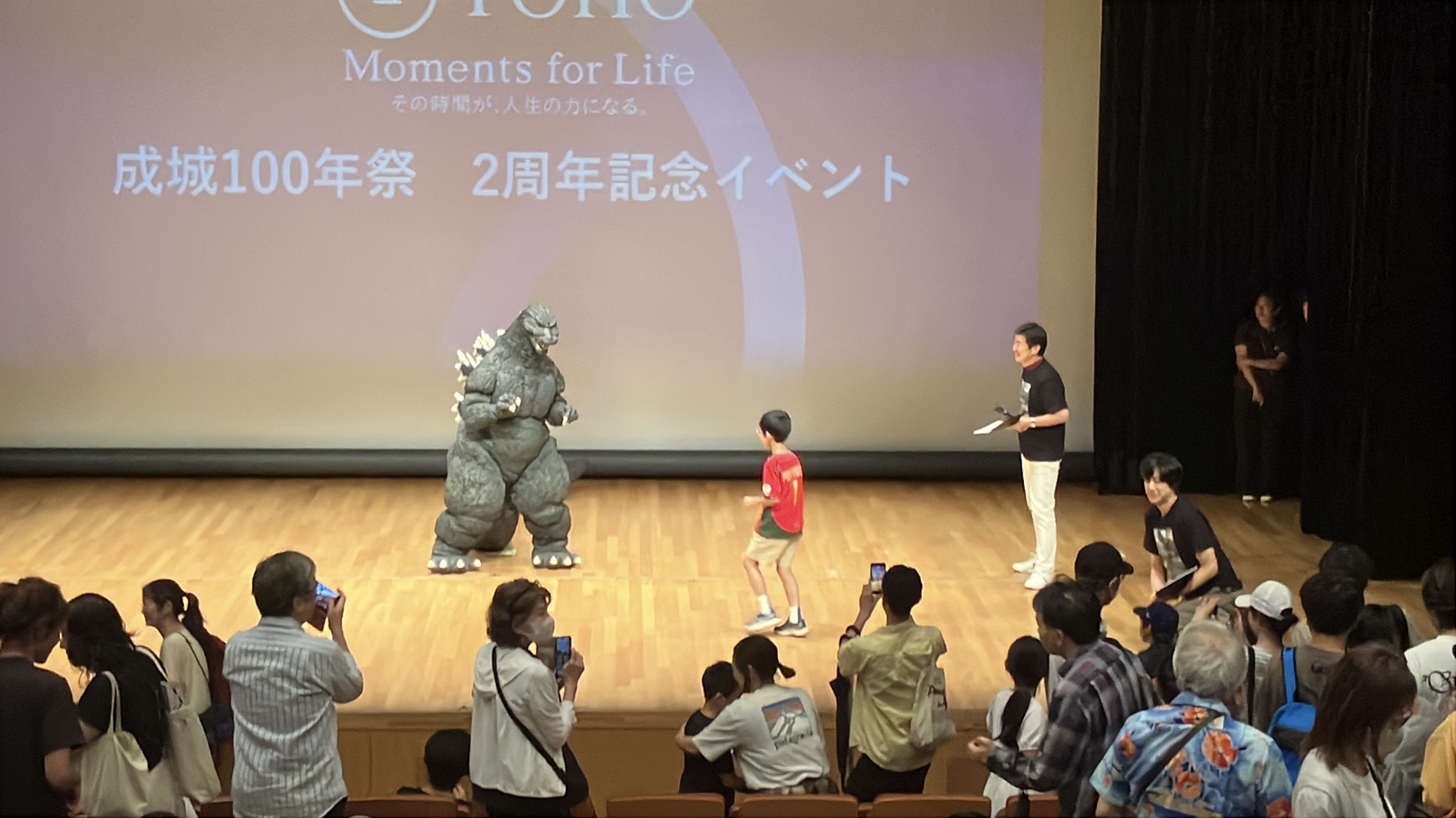 ティーチインイベント後のゴジラハイタッチ会の様子